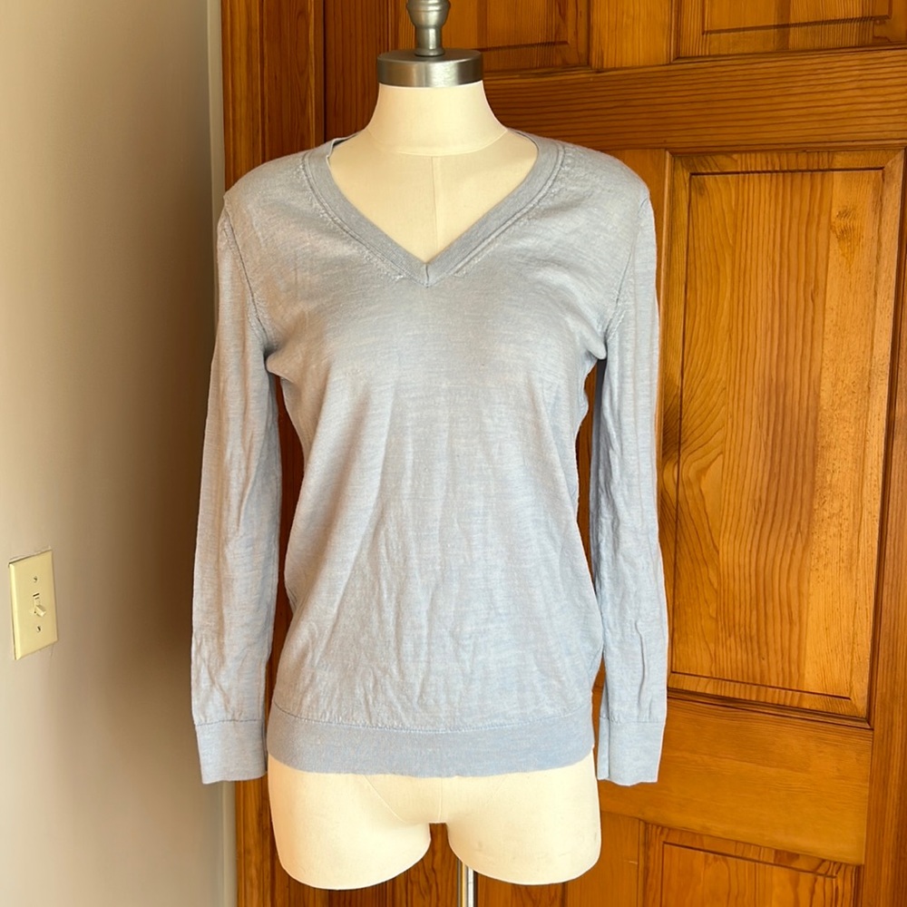 Banana Republic extra fine merino wool v neck sweater size medium light blue